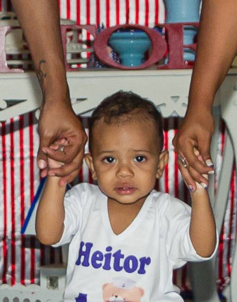 Heitor na segurança dos pais pelo fotógrafo Douglas Maia'