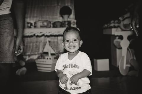 Heitor sorrindo foto preto e branco pelo fotógrafo Douglas Maia'