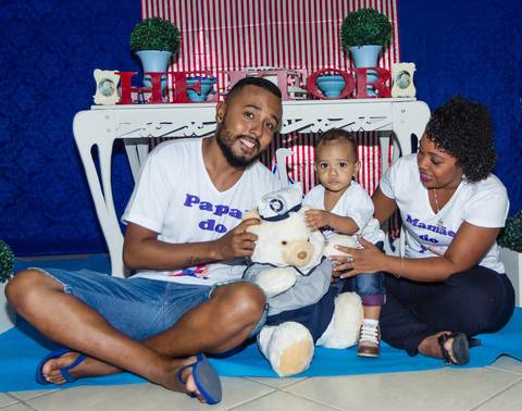 Família sentada no chão pelo fotógrafo Douglas Maia'