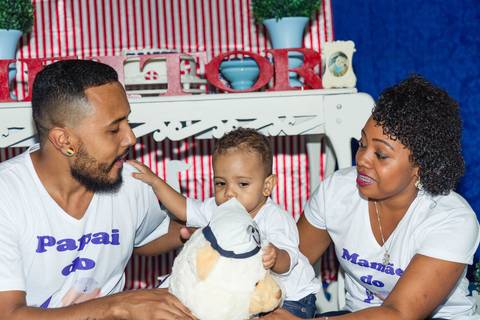 Heitor segurando urso pelo fotógrafo Douglas Maia'