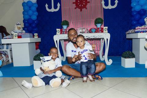 Heitor,pai e irmão sentados no chão pelo fotógrafo Douglas Maia'