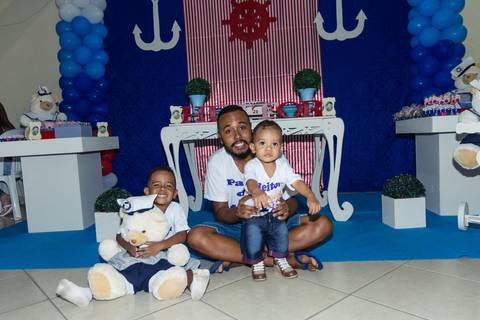 Sentados no chão pelo fotógrafo Douglas Maia'