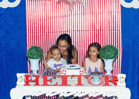 Olhando a mesa pelo fotógrafo Douglas Maia'