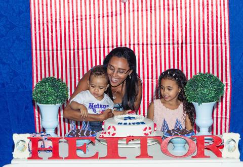 Olhando os doces na mesa pelo fotógrafo Douglas Maia'