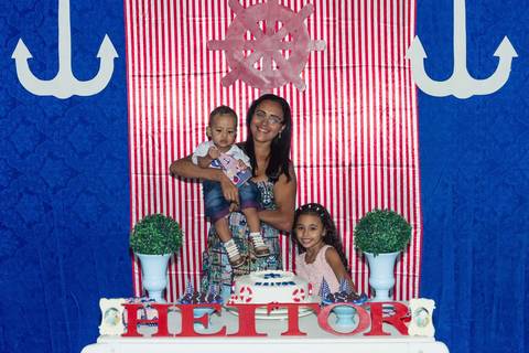 Heitor com caixa na mão pelo fotógrafo Douglas Maia'