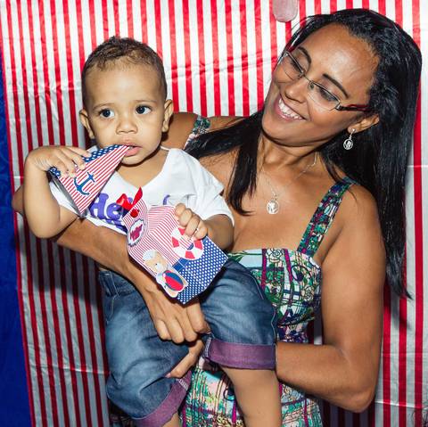 Heitor com lembrancinha na mão pelo fotógrafo Douglas Maia'