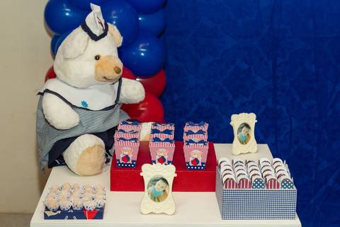Mesa com urso e lembranças Tema Marinheiro pelo fotógrafo Douglas Maia'