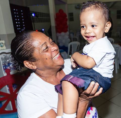 Vovó brincando com o netinho pelo fotógrafo Douglas Maia'