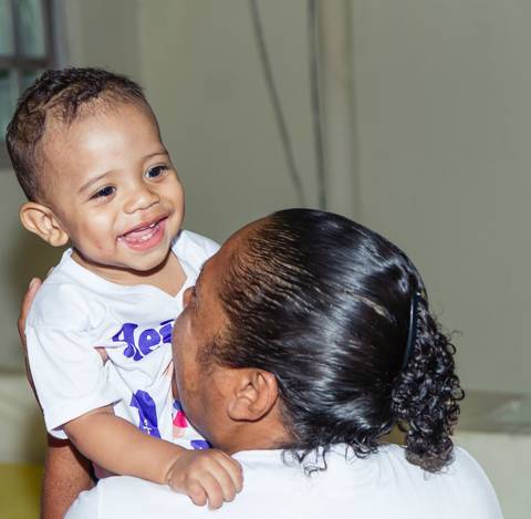 Heitor sorrindo com a vovó pelo fotógrafo Douglas Maia'
