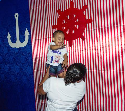 Heitor se diverte com a vovó pelo fotógrafo Douglas Maia'