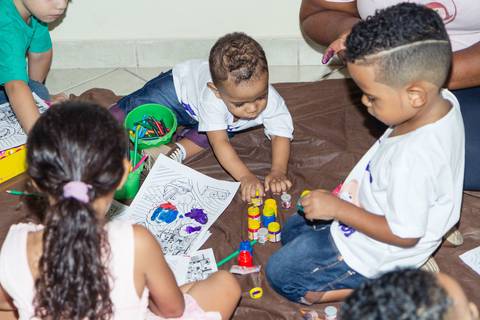 Heitor brincando no chão pelo fotógrafo Douglas Maia'