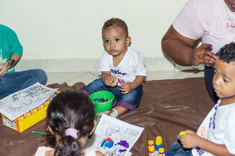 Heitor e outras crianças brincando no chão pelo fotógrafo Douglas Maia'