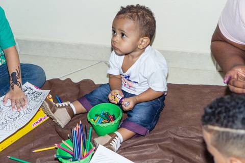 1 ano Heitor brinca no chão pelo fotógrafo Douglas Maia'