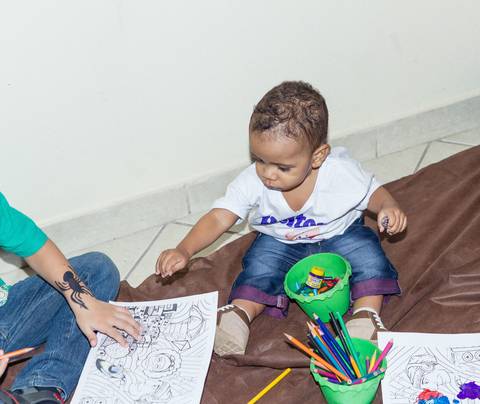 Heitor e menino brincando pelo fotógrafo Douglas Maia'