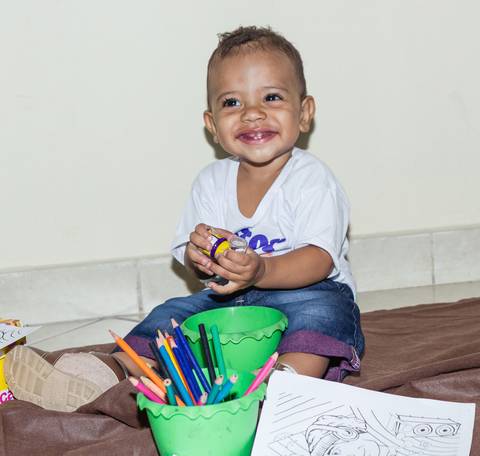 Heitor brincando e sorrindo pelo fotógrafo Douglas Maia'