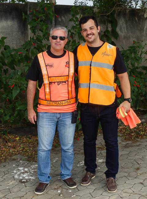 Grupo do estacionamento no Farol da Igreja Missão Praia da Costa pelo fotógrafo Douglas Maia'