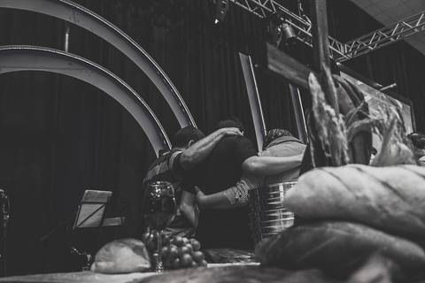 Oração do grupo de Louvor na Igreja Missão Praia da Costa pelo fotógrafo Douglas Maia'