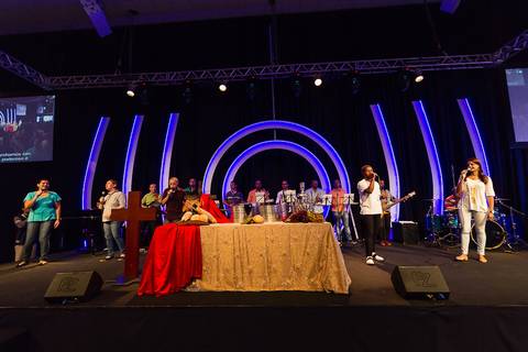 Grupo de Louvor da Santa Ceia  na Igreja Missão Praia da Costa pelo fotógrafo Douglas Maia'