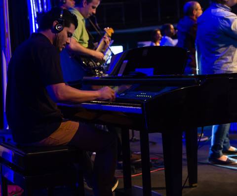 Piano do grupo de louvor da Igreja Missão Praia da Costa pelo fotógrafo Douglas Maia'