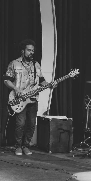 Baixo do grupo de louvor da Igreja Missão Praia da Costa pelo fotógrafo Douglas Maia'