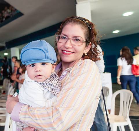 Mulher com criança na Igreja Missão Praia da Costa pelo fotógrafo Douglas Maia'