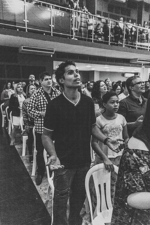 Em Adoração Igreja Missão Praia da Costa pelo fotógrafo Douglas Maia'