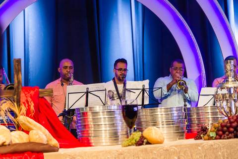 Louvor dos Metais na Igreja Missão Praia da Costa pelo fotógrafo Douglas Maia'