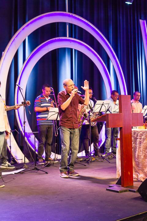Glorificando a Deus na Igreja Missão Praia da Costa pelo fotógrafo Douglas Maia'
