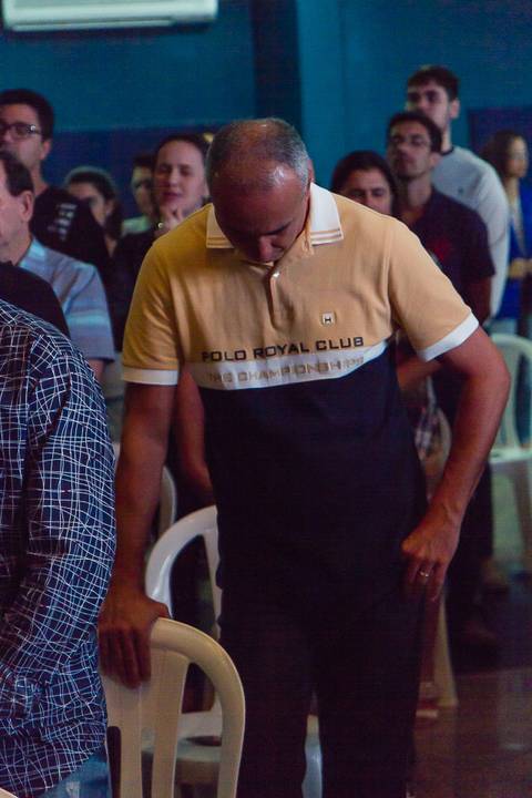 Em oração na Igreja Missão Praia da Costa pelo fotógrafo Douglas Maia'