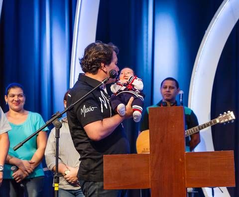Consagração de criança na Igreja Missão Praia da Costa pelo fotógrafo Douglas Maia'