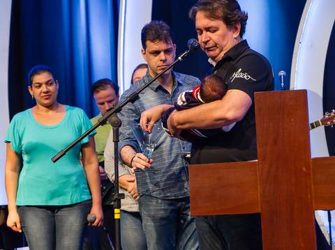 Pastor Simonton ungindo Criança na Igreja Missão Praia da Costa pelo fotógrafo Douglas Maia'