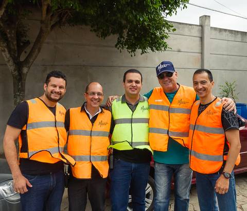 Grupo do estacionamento em frente a Igreja Missão pelo fotógrafo Douglas Maia'