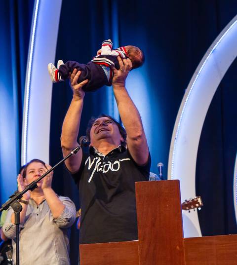 Pastor Simonton levanta a criança e declara que É de Deus na Igreja Missão Praia da Costa pelo fotógrafo Douglas Maia'