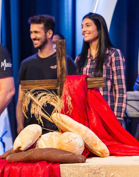 Abençoando o Noivado na Igreja Missão Praia da Costa pelo fotógrafo Douglas Maia'