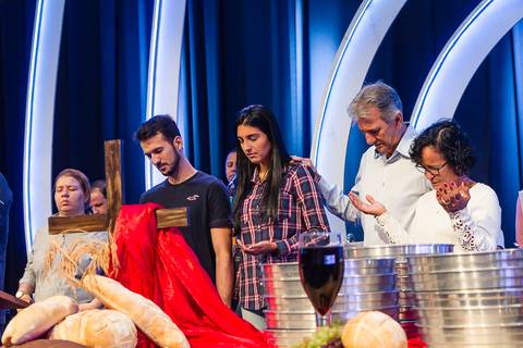 Orando pelo noivado na Igreja Missão Praia da Costa pelo fotógrafo Douglas Maia'