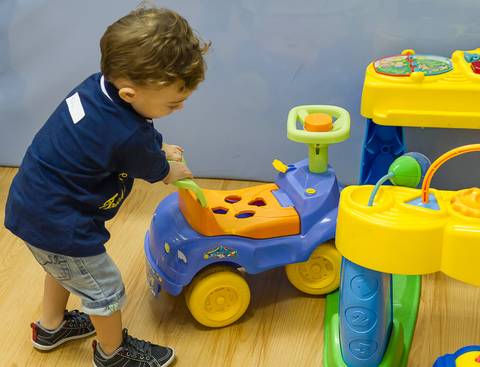Bebê brincando no berçário na Igreja Missão Praia da Costa pelo fotógrafo Douglas Maia'