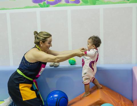 Brincando com a tia na Igreja Missão Praia da Costa pelo fotógrafo Douglas Maia'