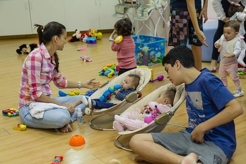 Bebês cuidados com muito amor na Igreja Missão Praia da Costa pelo fotógrafo Douglas Maia'