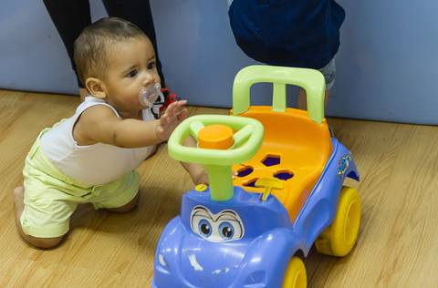 Bebê se divertindo no berçário na Igreja Missão Praia da Costa pelo fotógrafo Douglas Maia'