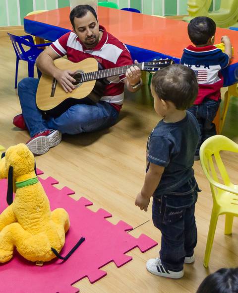 Minnistração de louvor na salinha das crianças na Igreja Missão Praia da Costa pelo fotógrafo Douglas Maia'