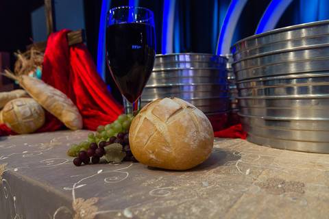 Santa Ceia na Igreja Missão Praia da Costa o cálice e o pão pelo fotógrafo Douglas Maia'