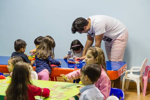 Muita diversão na salinha das crianças na Igreja Missão Praia da Costa pelo fotógrafo Douglas Maia'