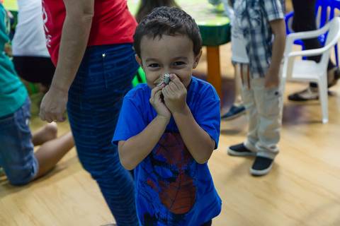 Alegria das crianças na Igreja Missão Praia da Costa pelo fotógrafo Douglas Maia'