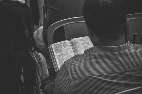Leitura Biblica na Igreja Missão Praia da Costa pelo fotógrafo Douglas Maia'