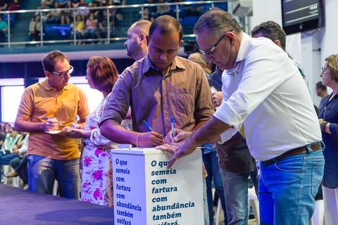 Dizimos e Ofertas na Igreja Missão Praia da Costa pelo fotógrafo Douglas Maia'