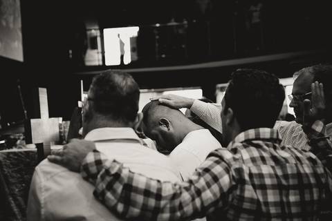Imposição de Mãos na Igreja Missão Praia da Costa pelo fotógrafo Douglas Maia'