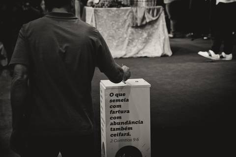 Ofertando na Igreja Missão Praia da Costa pelo fotógrafo Douglas Maia'