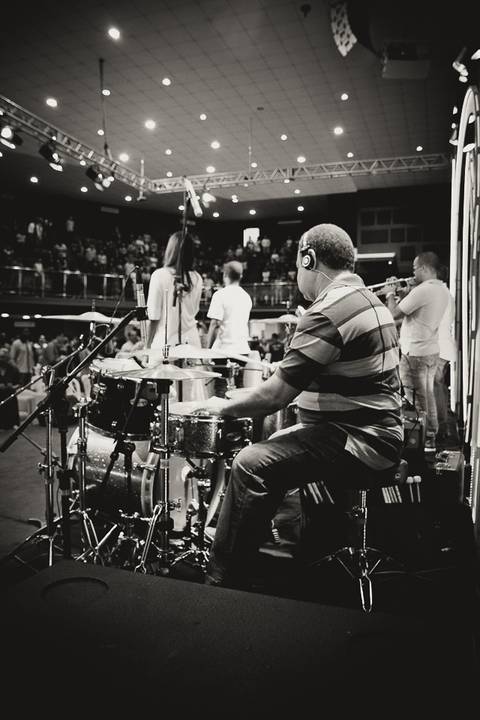 Bateria do grupo de louvor na Igreja Missão Praia da Costa pelo fotógrafo Douglas Maia'