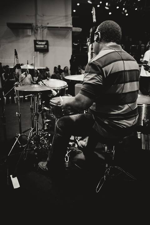 Baterista na Igreja Missão Praia da Costa pelo fotógrafo Douglas Maia'