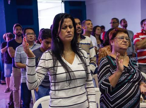 Em Adoração na Igreja Missão Praia da Costa pelo fotógrafo Douglas Maia'